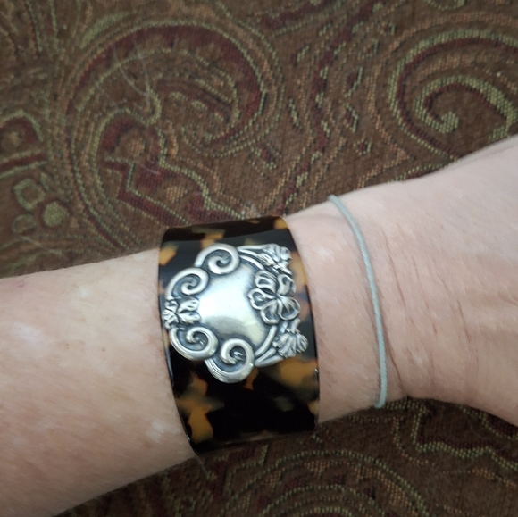 New Vintage Faux Tortoise Shell with Silver Ornament Cuff Bracelet. - Picture 10 of 14